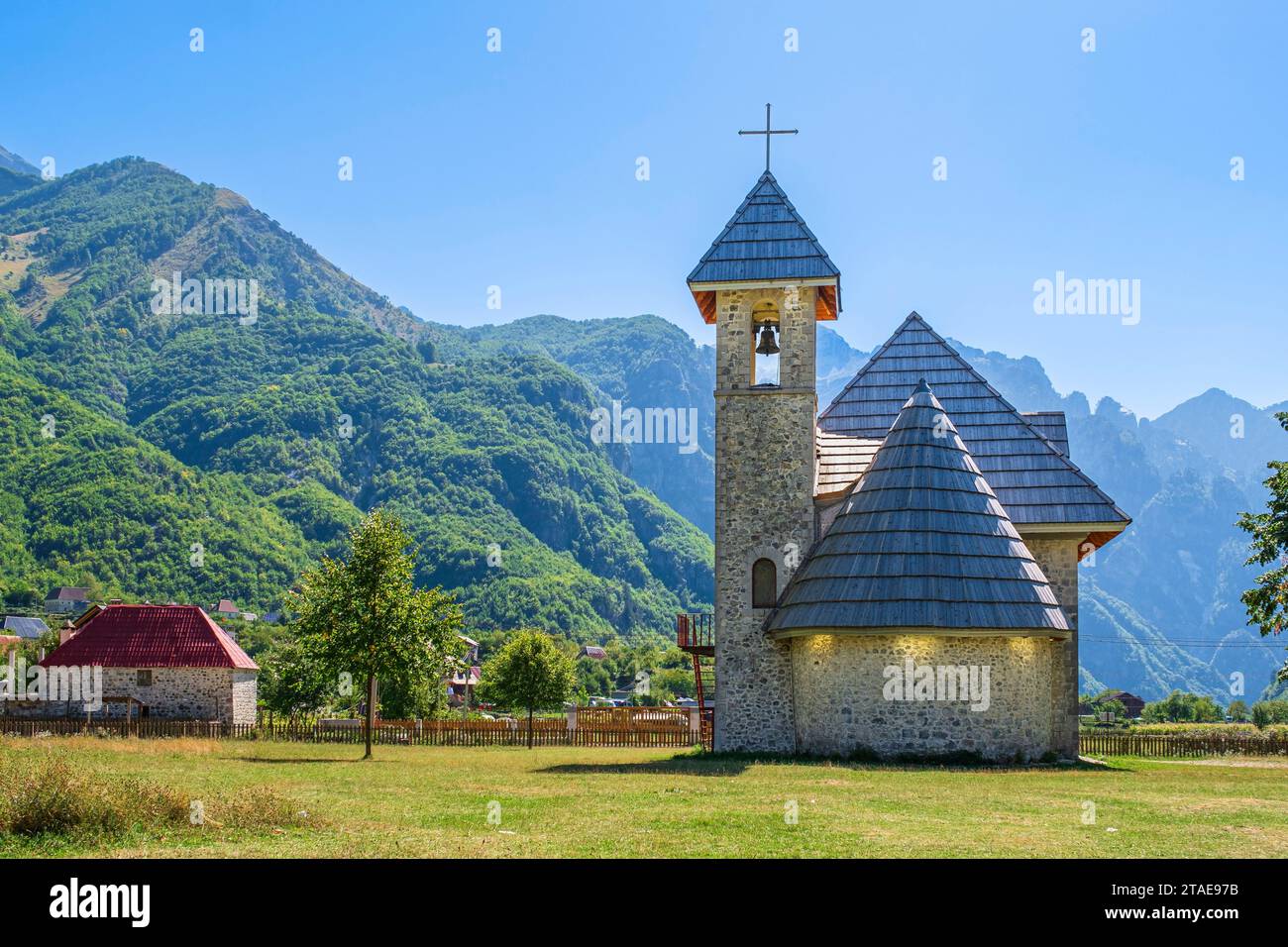 Albanien, Provinz Shkoder, Theth Nationalpark im Herzen der albanischen Alpen, Theth, katholische Kirche, erbaut 1892 und restauriert 2006 Stockfoto