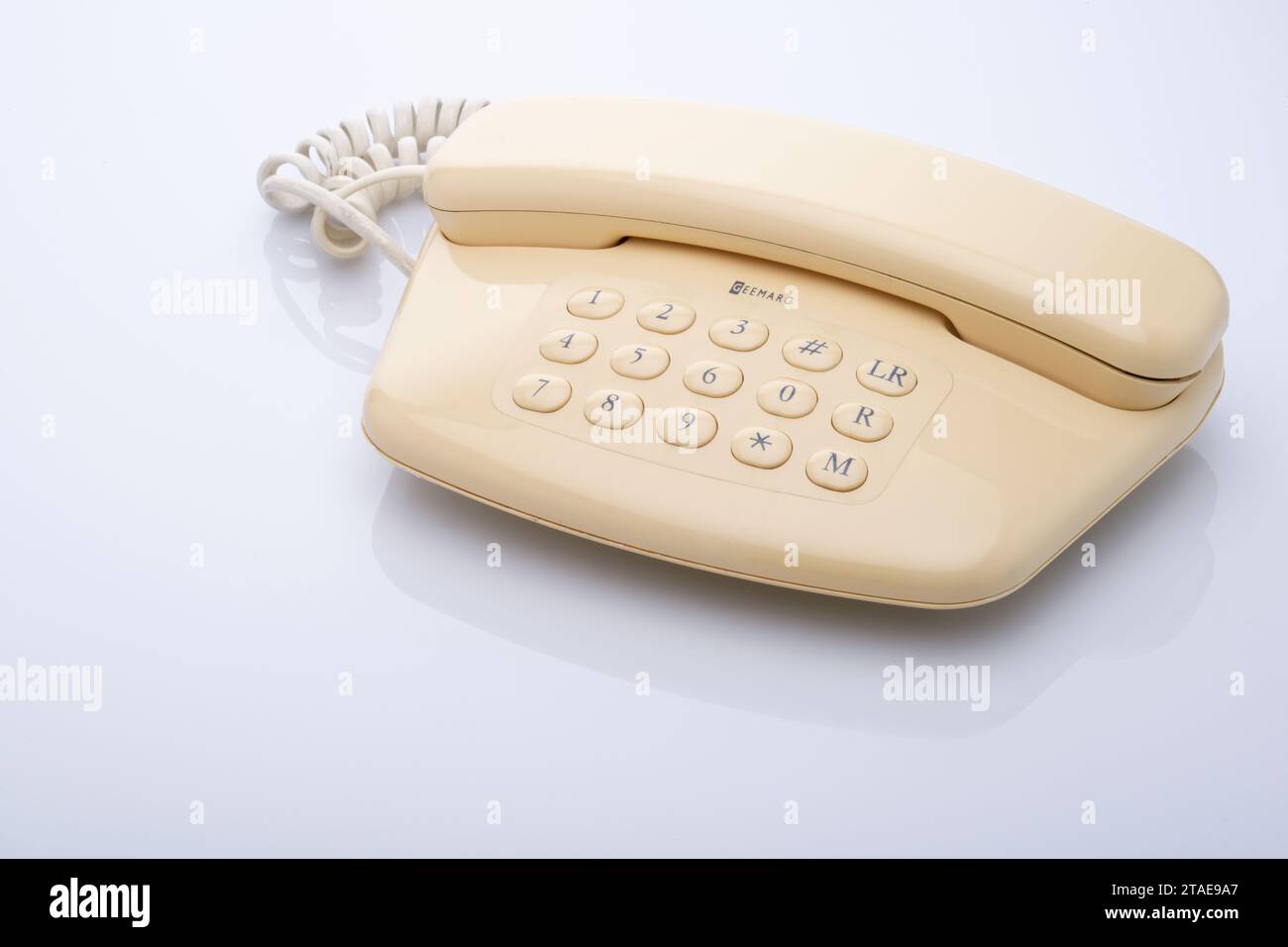 Ein traditionelles Telefon. Kommunikationsgerät. Sprich mit jemandem am Telefon. Vor weißem Hintergrund. Stockfoto