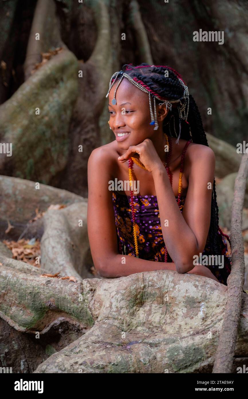 Senegal, Casamance, Cap Skirring Bereich, Porträt von Diola Frau mit traditioneller Kleidung Stockfoto