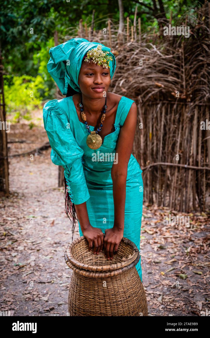 Senegal, Casamance, Cap Skirring Gegend, Diola Frau mit traditioneller Kleidung Stockfoto