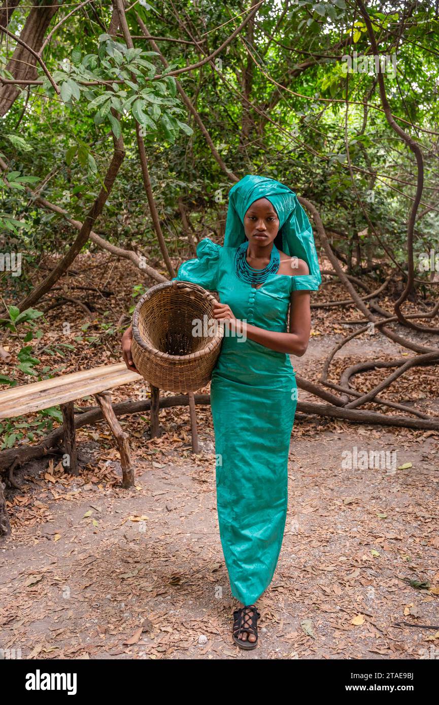 Senegal, Casamance, Cap Skirring Gegend, Diola Frau mit traditioneller Kleidung Stockfoto