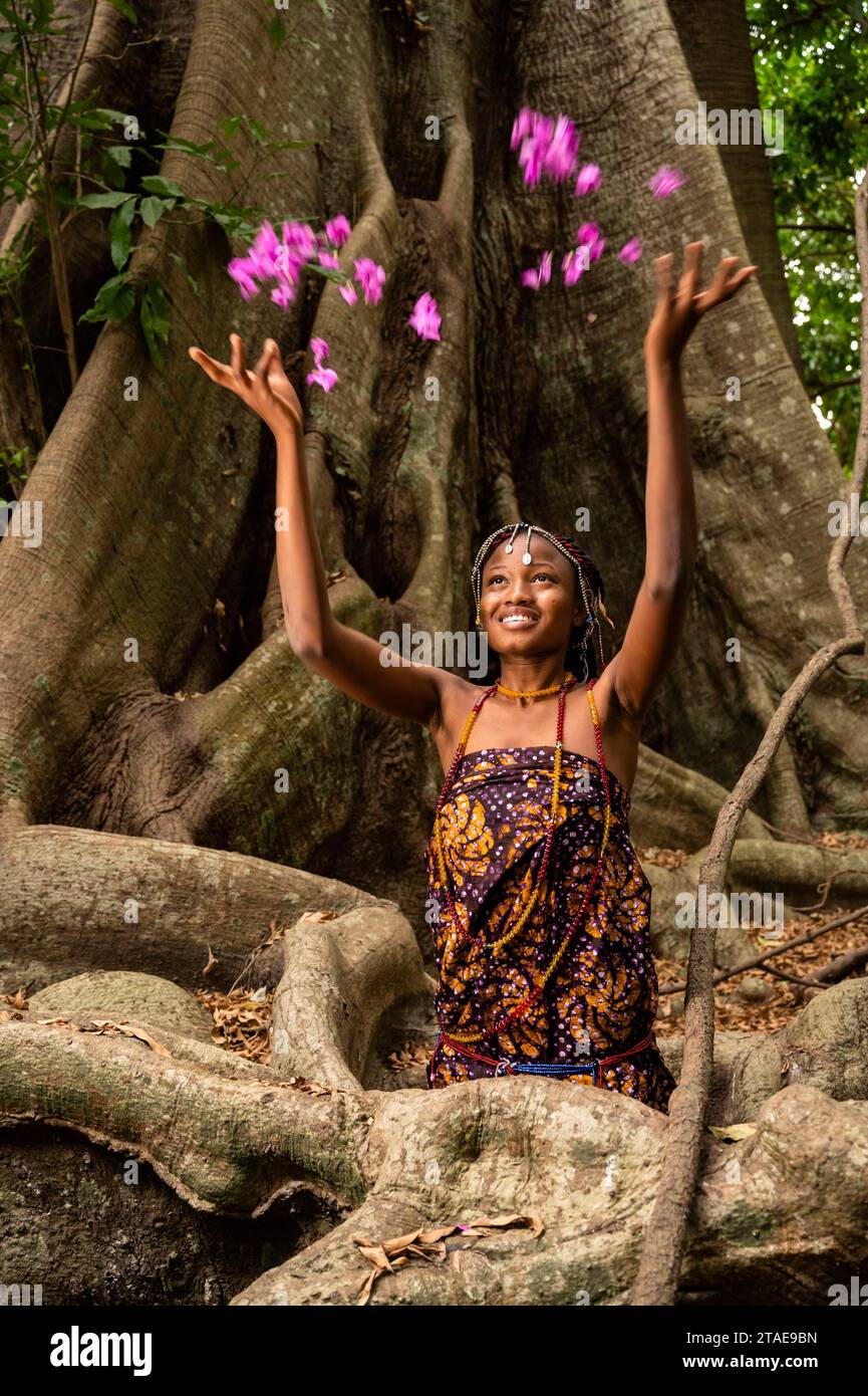 Senegal, Casamance, Cap Skirring Bereich, Porträt von Diola Frau mit traditioneller Kleidung Stockfoto