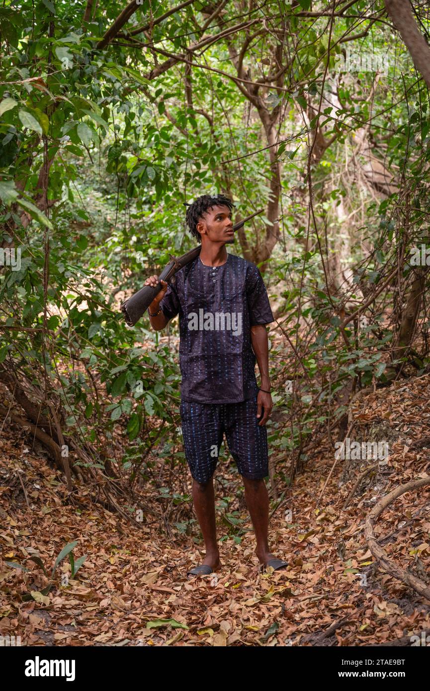 Senegal, Casamance, Cap Skirring Gegend, Diola man Jagd Stockfoto