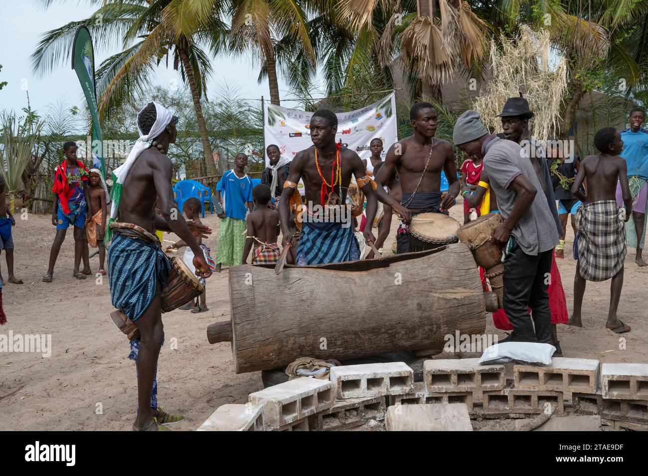 Senegal, Casamance, Cap Kirring, Zeremonie vor dem traditionellen Ringen unter der ethnischen Gruppe Diola, Trommler Stockfoto