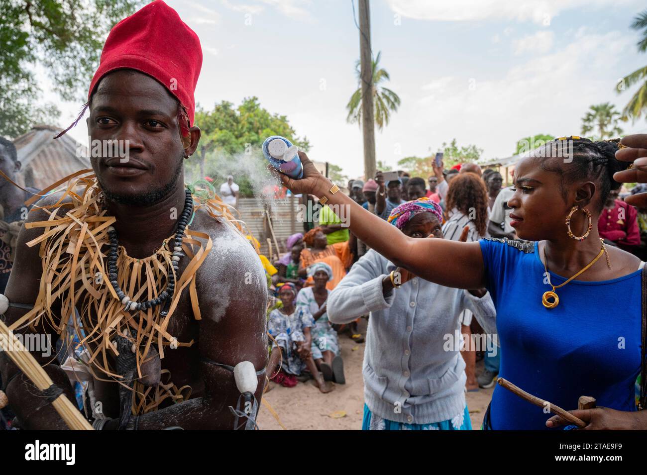 Senegal, Casamance, Cap Kirring, Zeremonie vor dem traditionellen Ringen der Diola-ethnischen Gruppe, Frau wirft Kaolin-Pulver auf Wrestler Stockfoto