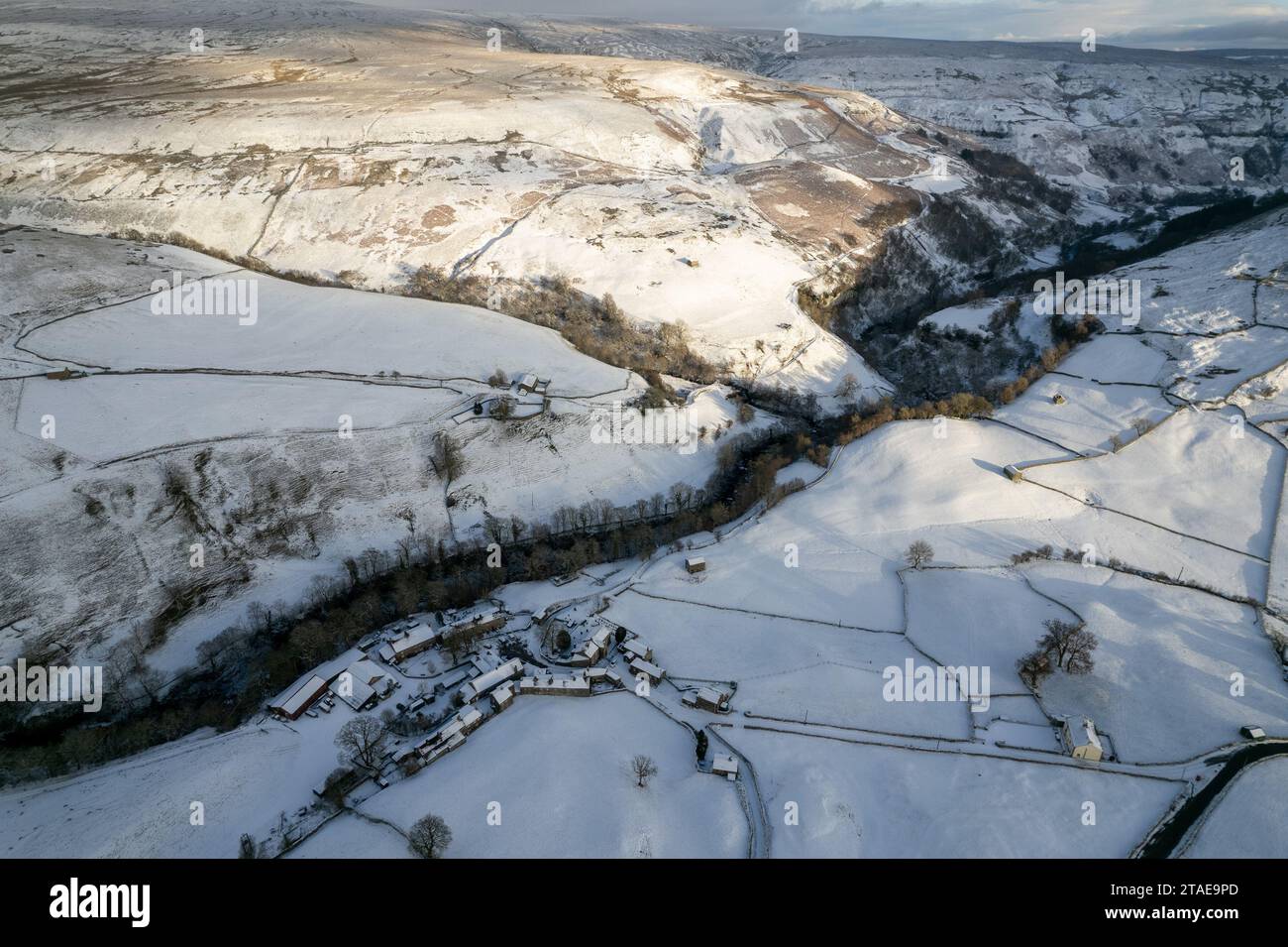 Swaledale, North Yorkshire, Großbritannien. November 2023 30. Wetter. Eine Schneeschicht bedeckt das Ackerland im Oberlauf von Swaledale in der Nähe der abgelegenen Dörfer Thwaite und Keld im Yorkshire Dales National Park, was der Gegend einen Weihnachtskartenlook verleiht. Quelle: Wayne HUTCHINSON/Alamy Live News Stockfoto