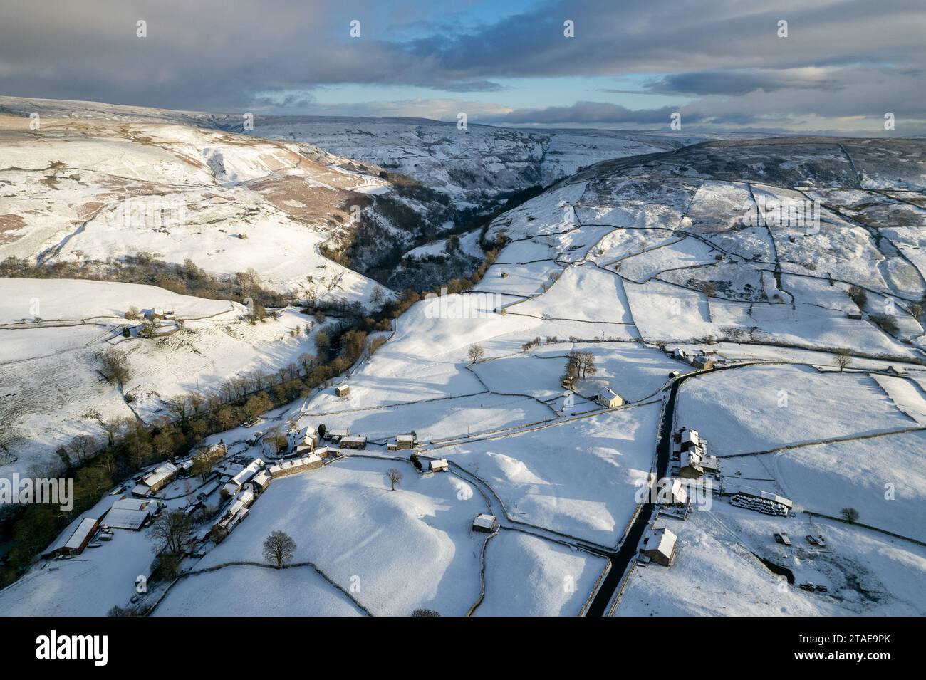 Swaledale, North Yorkshire, Großbritannien. November 2023 30. Wetter. Eine Schneeschicht bedeckt das Ackerland im Oberlauf von Swaledale in der Nähe der abgelegenen Dörfer Thwaite und Keld im Yorkshire Dales National Park, was der Gegend einen Weihnachtskartenlook verleiht. Quelle: Wayne HUTCHINSON/Alamy Live News Stockfoto
