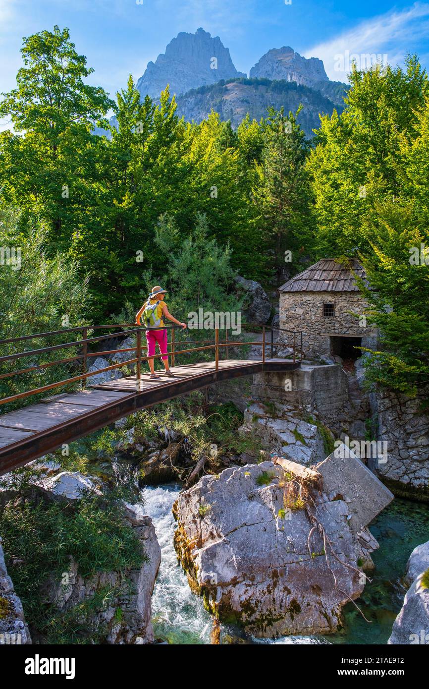 Albanien, Provinz Kukes, Nationalpark Valbona Valley, ehemalige Mühle am Fluss Valbona Stockfoto