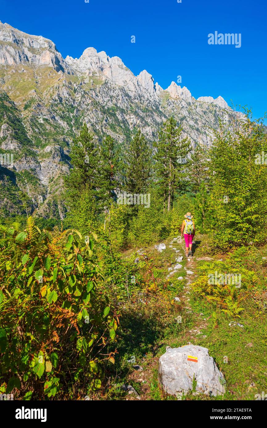 Albanien, Provinz Kukes, Nationalpark Valbona Valley, Wandern durch das Dorf Valbona Stockfoto