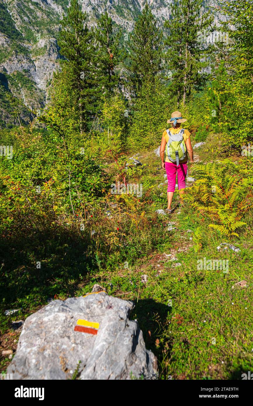 Albanien, Provinz Kukes, Nationalpark Valbona Valley, Wandern durch das Dorf Valbona Stockfoto