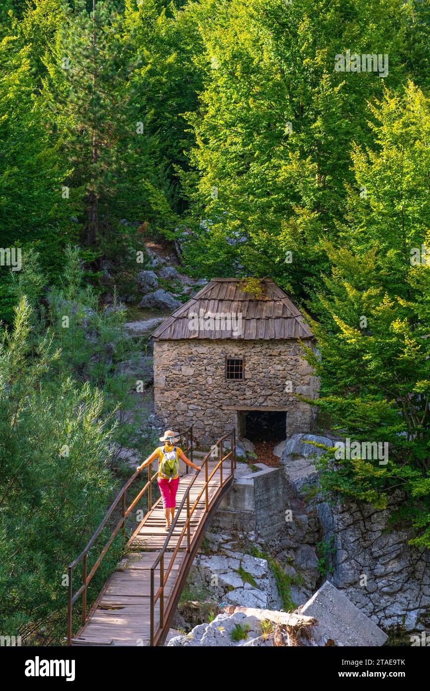 Albanien, Provinz Kukes, Nationalpark Valbona Valley, ehemalige Mühle am Fluss Valbona Stockfoto