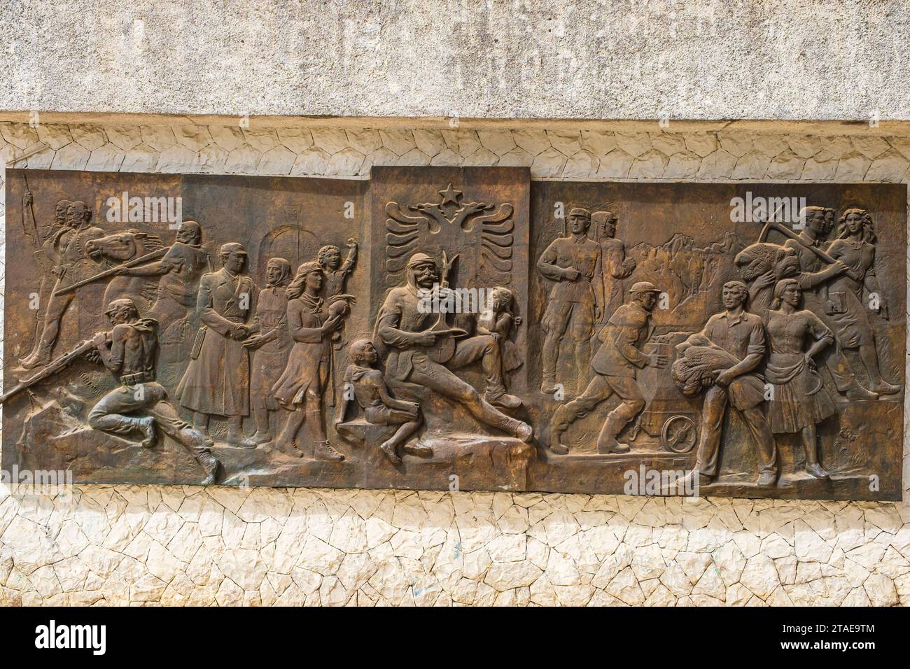 Albanien, Provinz Kukes, Bajram Curri am Tor zum Valbona Valley Nationalpark, das historische Museum, das Reliefrelief, das die Geschichte des Kampfes für die Unabhängigkeit über die Jahrhunderte darstellt Stockfoto