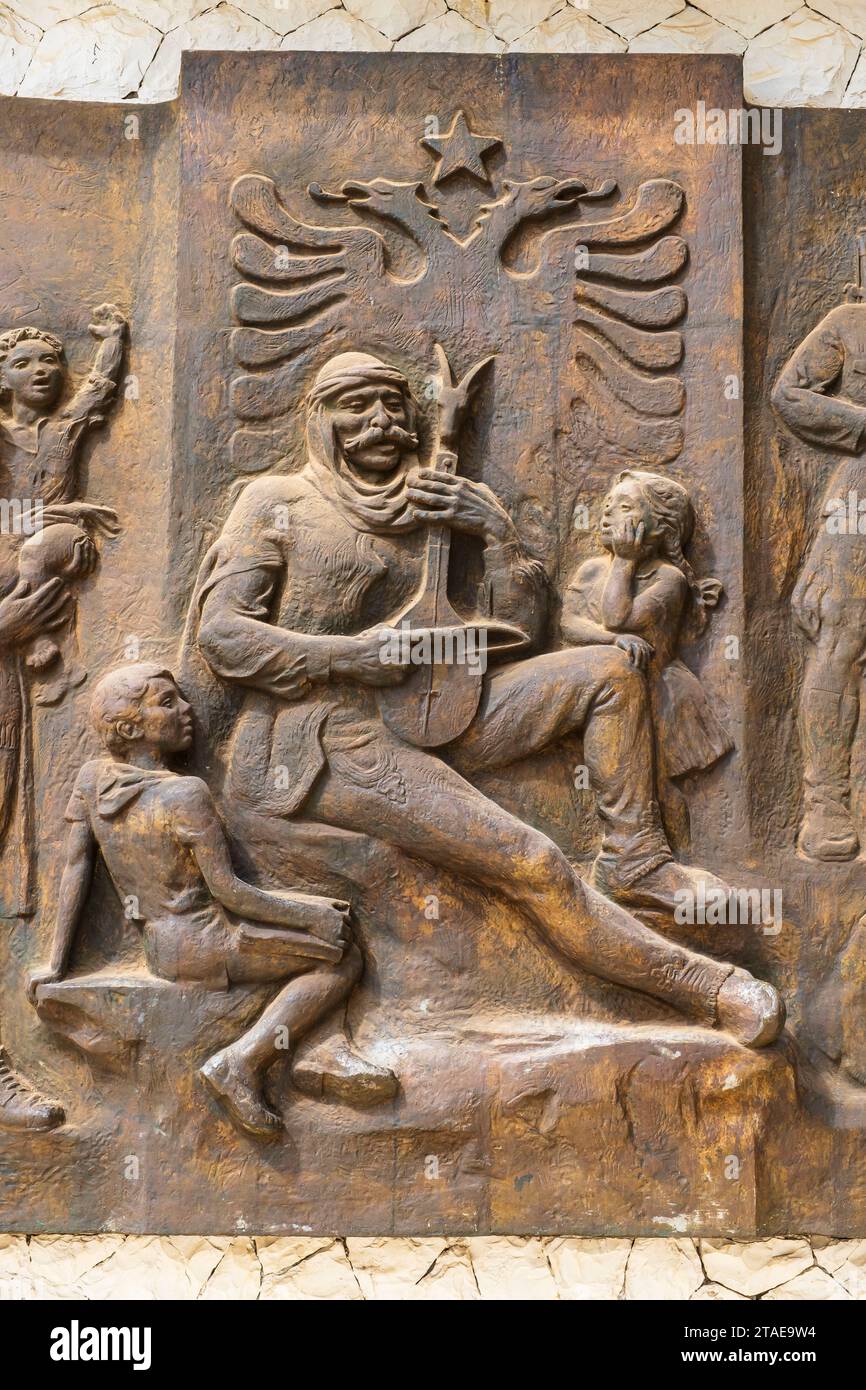 Albanien, Provinz Kukes, Bajram Curri am Tor zum Valbona Valley Nationalpark, das historische Museum, das Reliefrelief, das die Geschichte des Kampfes für die Unabhängigkeit über die Jahrhunderte darstellt Stockfoto