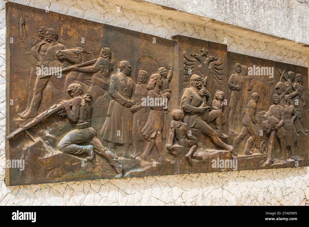 Albanien, Provinz Kukes, Bajram Curri am Tor zum Valbona Valley Nationalpark, das historische Museum, das Reliefrelief, das die Geschichte des Kampfes für die Unabhängigkeit über die Jahrhunderte darstellt Stockfoto