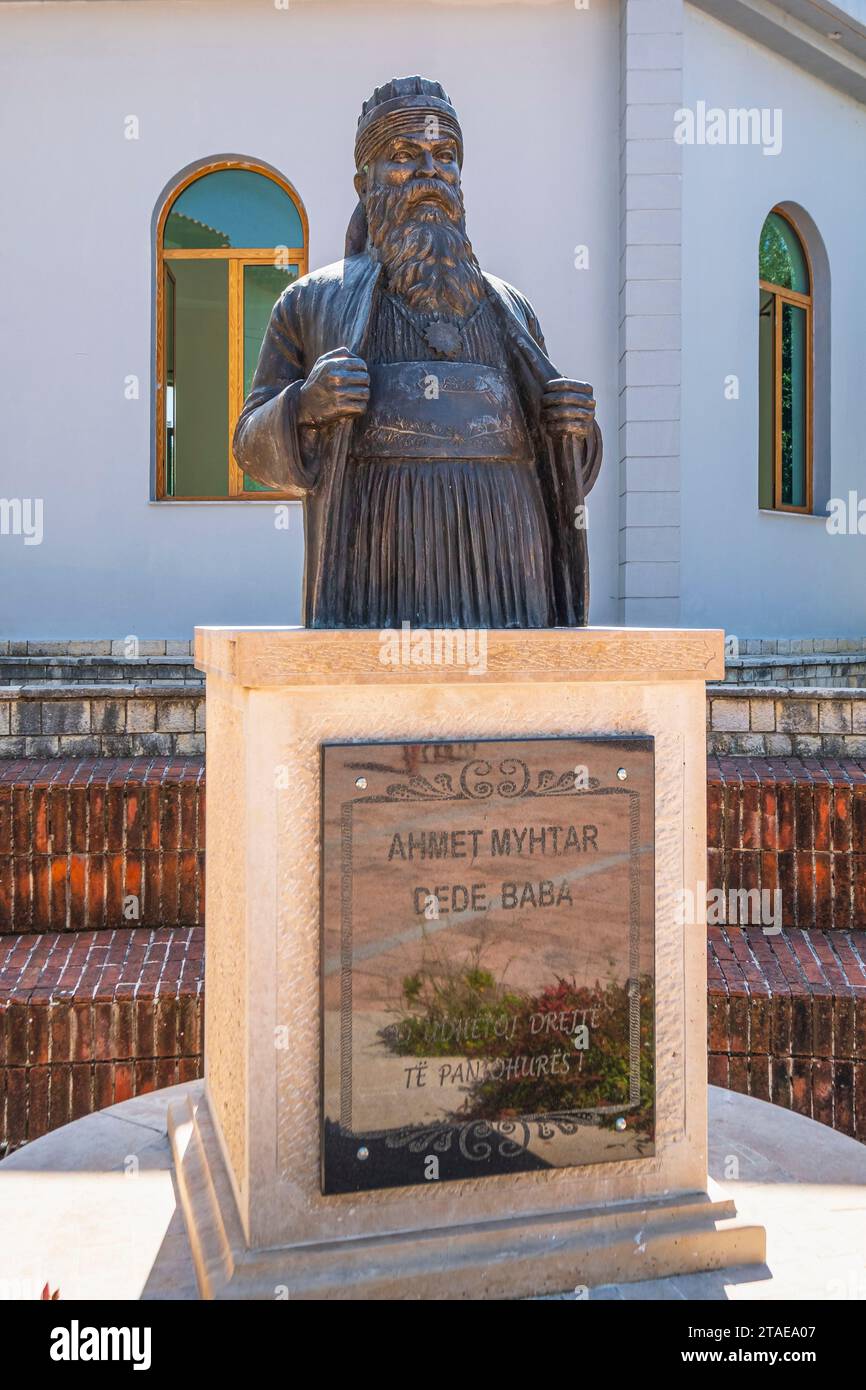 Albanien, Provinz Durres, Kruje, Statue zu Ehren von Ahmet Myftar (1916–1980), spirituellem und religiösem Führer der Bektashi-Gemeinschaft Stockfoto
