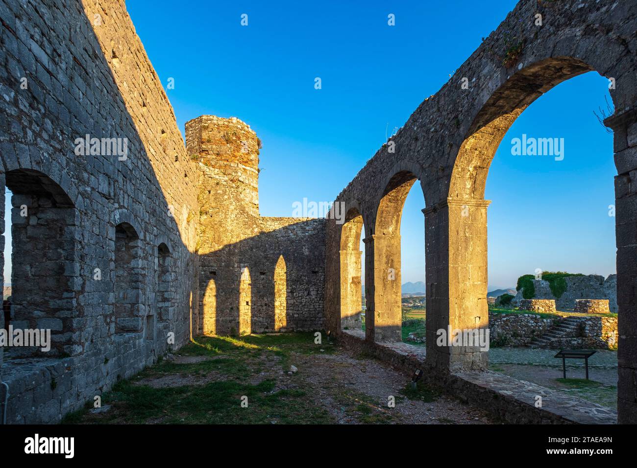 Albanien, Shkoder, Burg Rozafa, Ruinen einer venezianisch-katholischen Kirche aus dem 13. Jahrhundert, die in eine Moschee des Fatih-Sultans Mehmet umgewandelt wurde Stockfoto