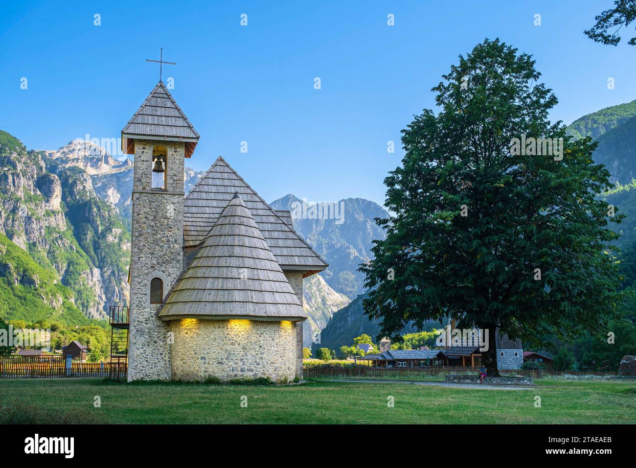 Albanien, Provinz Shkoder, Theth Nationalpark im Herzen der albanischen Alpen, Theth, katholische Kirche, erbaut 1892 und restauriert 2006 Stockfoto