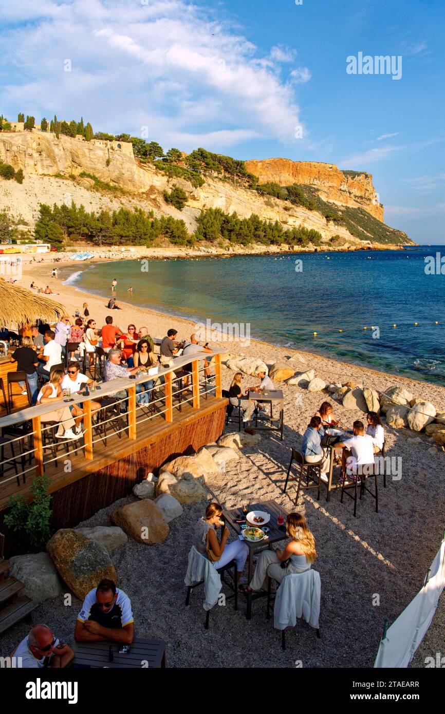 Frankreich, Bouches du Rhone, Cassis, das Schloss von Cassis aus dem 13. Jahrhundert überragt den Strand La Grande Mer, im Hintergrund das Cap Canaille Stockfoto