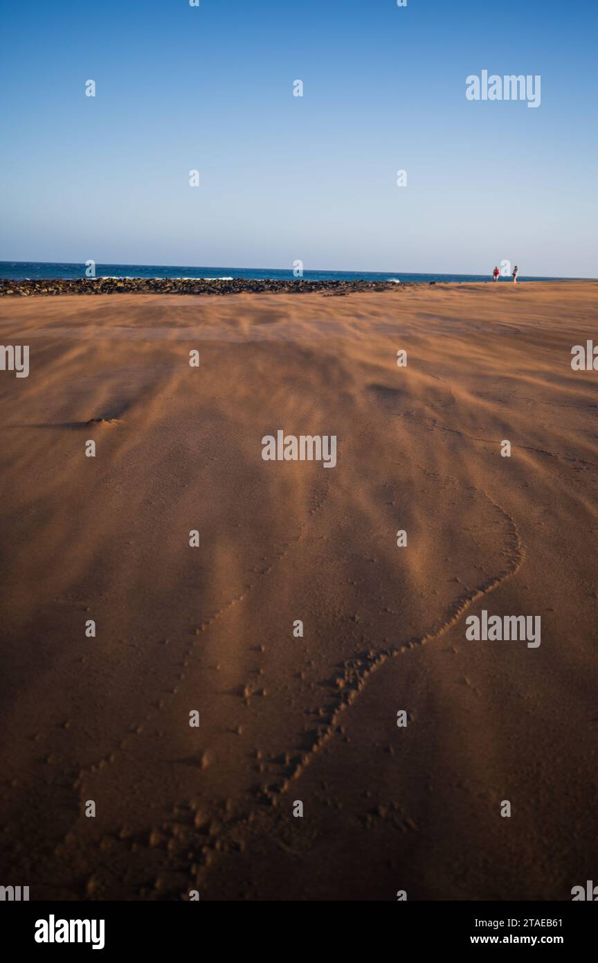 Der Wind weht Sand an einem Strand auf Lanzarote, den Kanarischen Inseln, Spanien Stockfoto