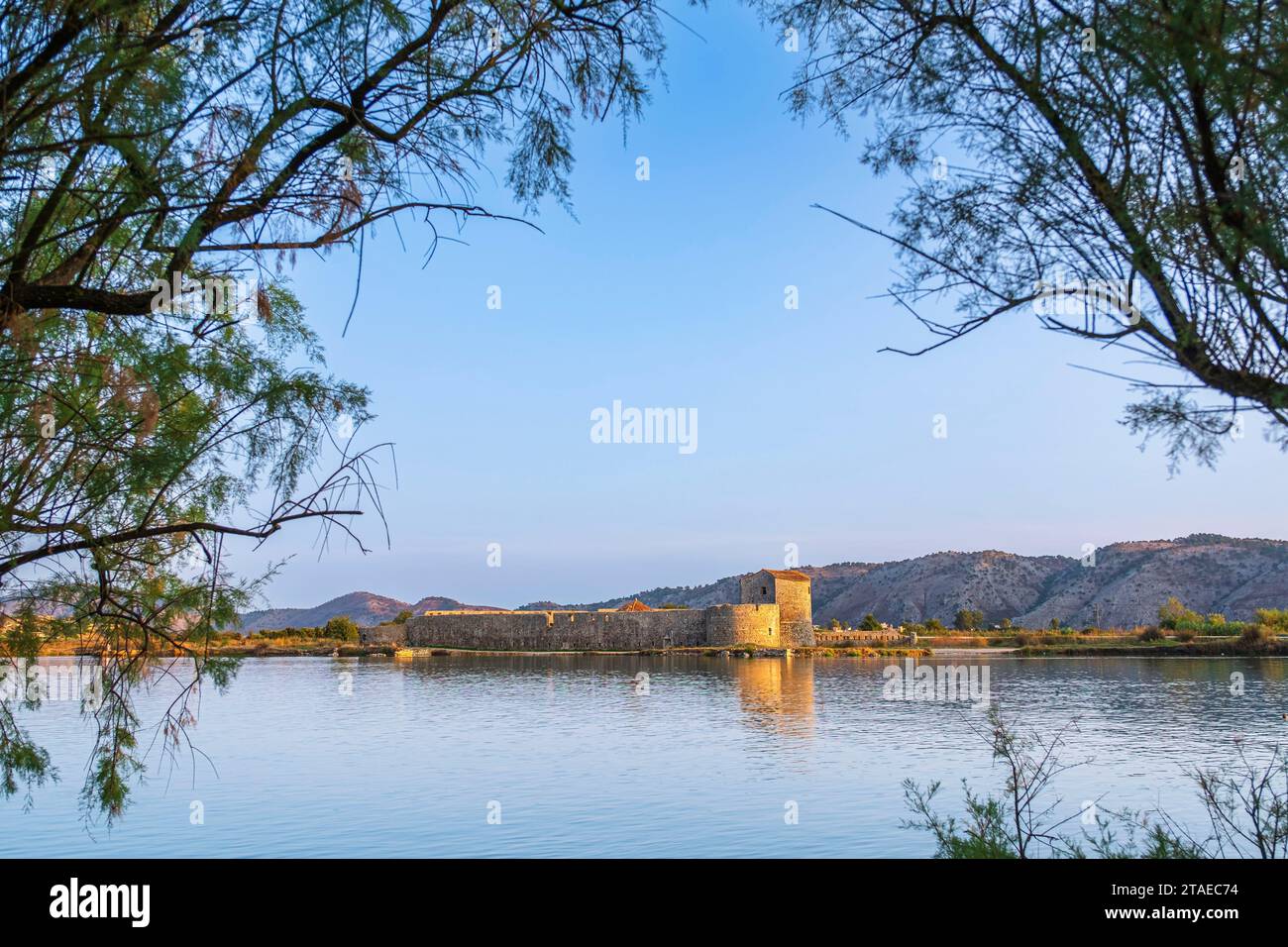 Albanien, Provinz Vlora, archäologische Stätte von Butrint, UNESCO-Weltkulturerbe, Vivari Kanal und die venezianische dreieckige Burg aus dem 15. Jahrhundert Stockfoto