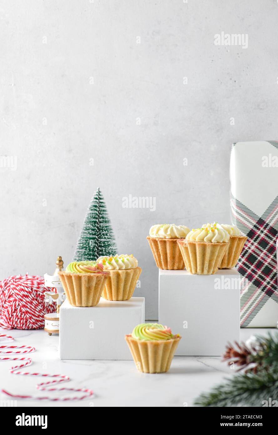 Mini-weihnachtskuchen auf hellem Hintergrund in Shortbread-Tartlets. Hochwertige Fotos Stockfoto