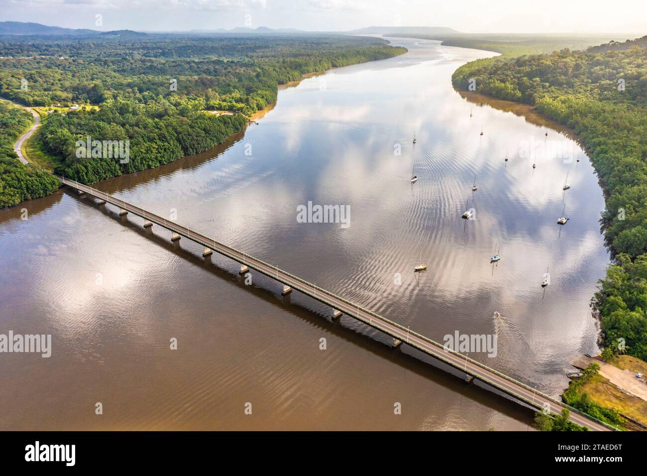 Frankreich, Französisch-Guayana, Roura, aus der Vogelperspektive auf den Fluss Mahury, der von der Roura-Brücke überspannt wird (aus der Vogelperspektive) Stockfoto