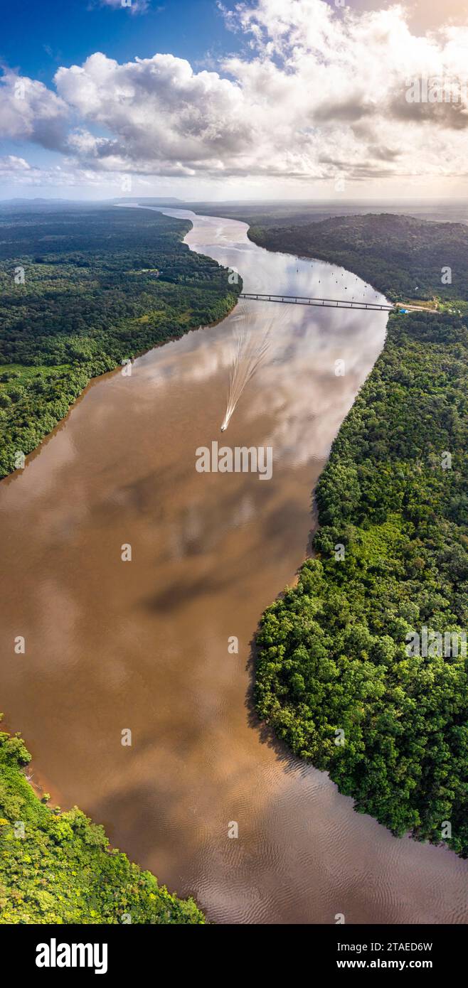 Frankreich, Französisch-Guayana, Roura, Panoramablick auf den Fluss Mahury, der von der Roura-Brücke überspannt wird (aus der Vogelperspektive) Stockfoto