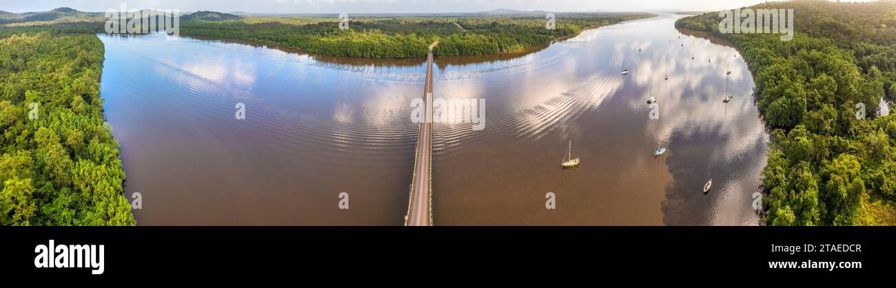 Frankreich, Französisch-Guayana, Roura, Panoramablick auf den Fluss Mahury, der von der Roura-Brücke überspannt wird (aus der Vogelperspektive) Stockfoto