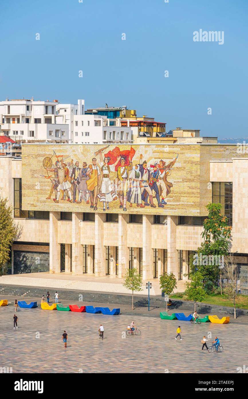 Albanien, Tirana, Skanderbeg-Platz, 1981 gegründetes nationales Historisches Museum, Mosaik der Albaner, inspiriert vom sozialistischen Realismus und repräsentiert die Geschichte des albanischen Volkes vom Römischen Reich bis zur kommunistischen Ära, geführt von der zentralen weiblichen Figur des Mutterlandes Stockfoto