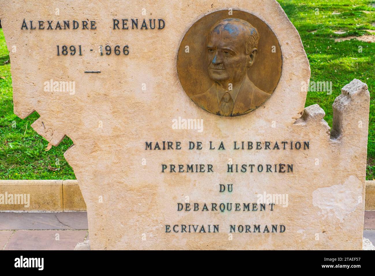 Frankreich, Manche, Cotentin, Sainte Mere Eglise, Stele zu Ehren von Alexandre Renaud (1891–1966), Bürgermeister des Dorfes während der Landungen der Alliierten in der Normandie und der Befreiung der Stadt Stockfoto