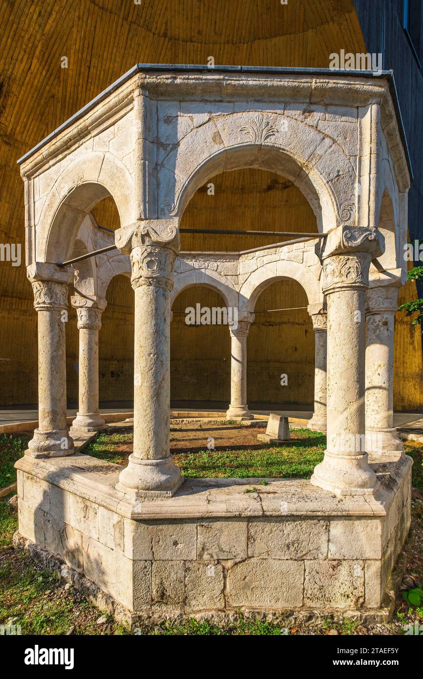 Albanien, Tirana, Mausoleum von Kapllan Pascha, albanisch-osmanischer Gouverneur (1760–1819), unter dem Gewölbe des TID-Turms, der 1820 errichtet wurde Stockfoto
