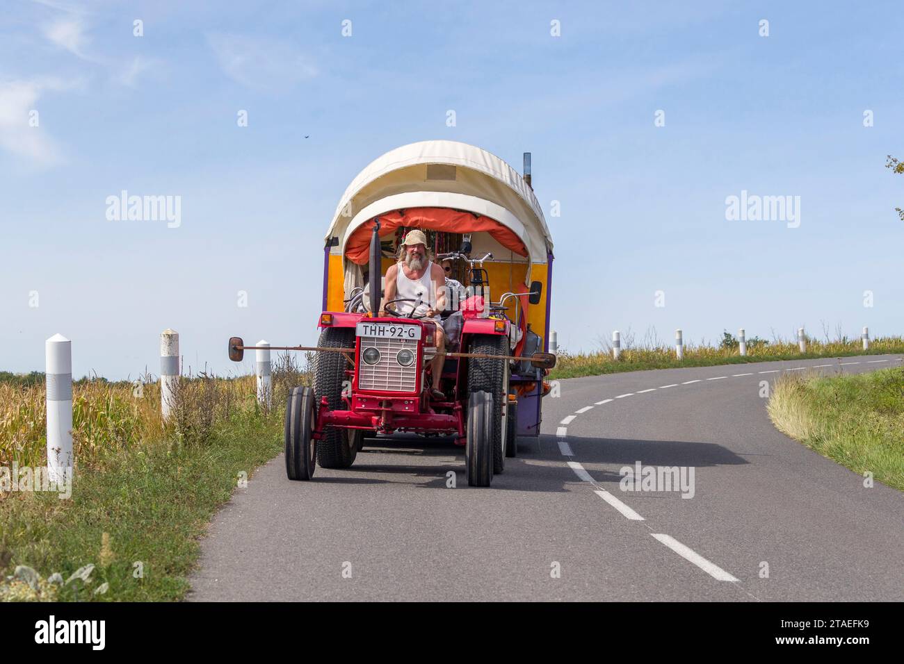 Frankreich, Indre et Loire, Chemillé-sur-Indrois, Niederlande, Paul, ein ehemaliger Polizeibeamter und Patricia, beide unter schweren Krankheiten, ließen alles zurück, um in der Karawane, die von ihren eigenen Händen gezogen wurde, die von einem alten Traktor gezogen wurden, auf die Straßen Europas aufzubrechen, um sich von materiellen Zwängen zu befreien, die ihren religiösen Überzeugungen entsprechen. Sie kauften zwei Ochsen von einem Bauernhof in Creuse, um den Traktor zu ersetzen Stockfoto