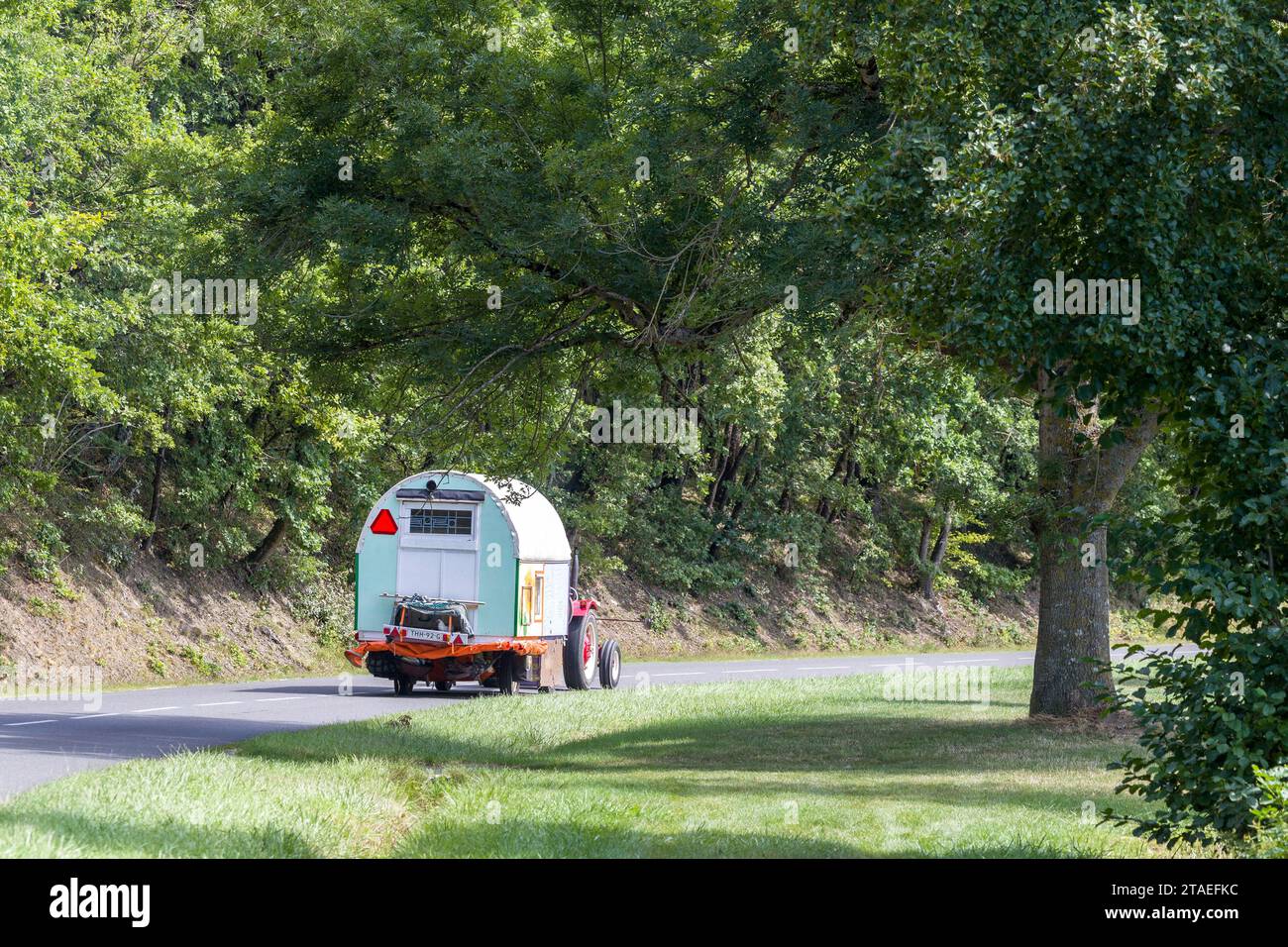 Frankreich, Indre et Loire, Chemillé-sur-Indrois, Niederlande, Paul, ein ehemaliger Polizeibeamter und Patricia, beide unter schweren Krankheiten, ließen alles zurück, um in der Karawane, die von ihren eigenen Händen gezogen wurde, die von einem alten Traktor gezogen wurden, auf die Straßen Europas aufzubrechen, um sich von materiellen Zwängen zu befreien, die ihren religiösen Überzeugungen entsprechen. Sie kauften zwei Ochsen von einem Bauernhof in Creuse, um den Traktor zu ersetzen Stockfoto