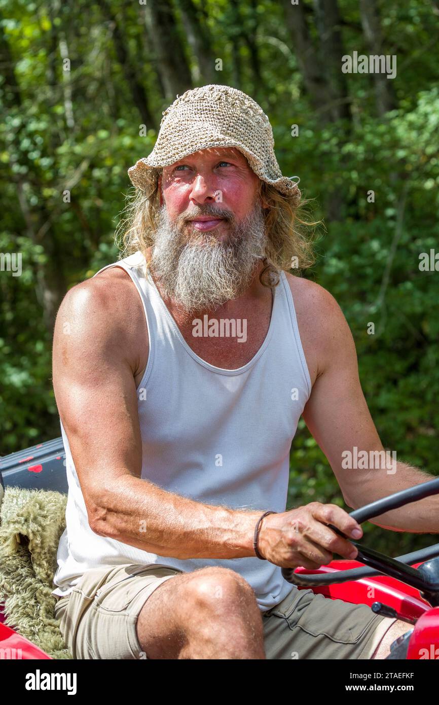 Frankreich, Indre et Loire, Chemillé-sur-Indrois, Niederlande, Paul, ein ehemaliger Polizeibeamter und Patricia, beide unter schweren Krankheiten, ließen alles zurück, um in der Karawane, die von ihren eigenen Händen gezogen wurde, die von einem alten Traktor gezogen wurden, auf die Straßen Europas aufzubrechen, um sich von materiellen Zwängen zu befreien, die ihren religiösen Überzeugungen entsprechen. Sie kauften zwei Ochsen von einem Bauernhof in Creuse, um den Traktor zu ersetzen Stockfoto