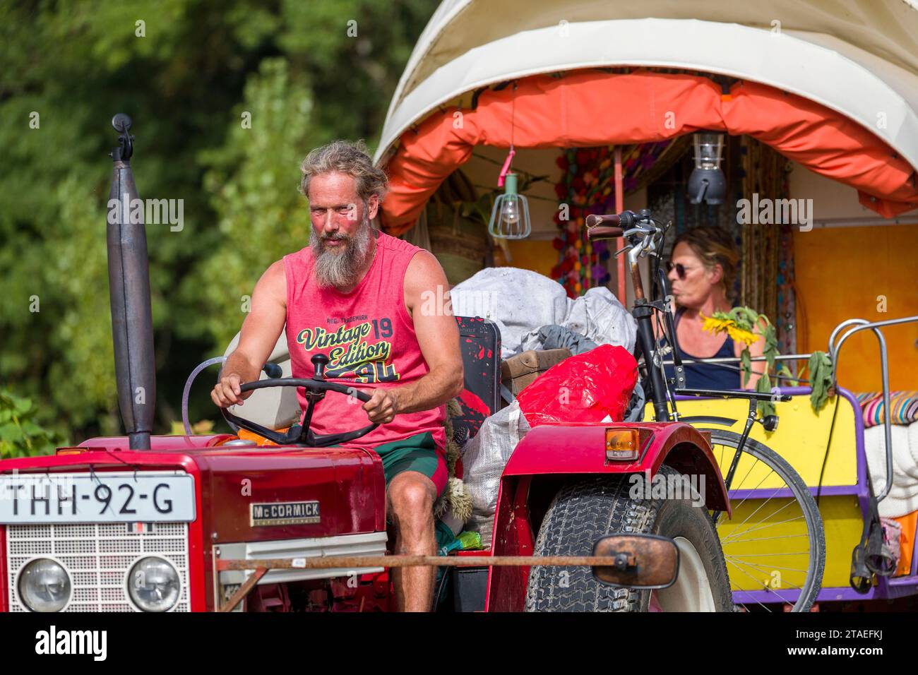 Frankreich, Indre et Loire, Montrésor, Niederlande, Paul, ein ehemaliger Polizeibeamter und Patricia, beide unter schweren Krankheiten, ließen alles zurück, um in der Karawane, die von ihren eigenen Händen gezogen wurde, die von einem alten Traktor gezogen wurden, auf die Straßen Europas aufzubrechen, um sich von materiellen Zwängen zu befreien, die ihren religiösen Überzeugungen entsprechen. Sie kauften zwei Ochsen von einem Bauernhof in Creuse, um den Traktor zu ersetzen Stockfoto