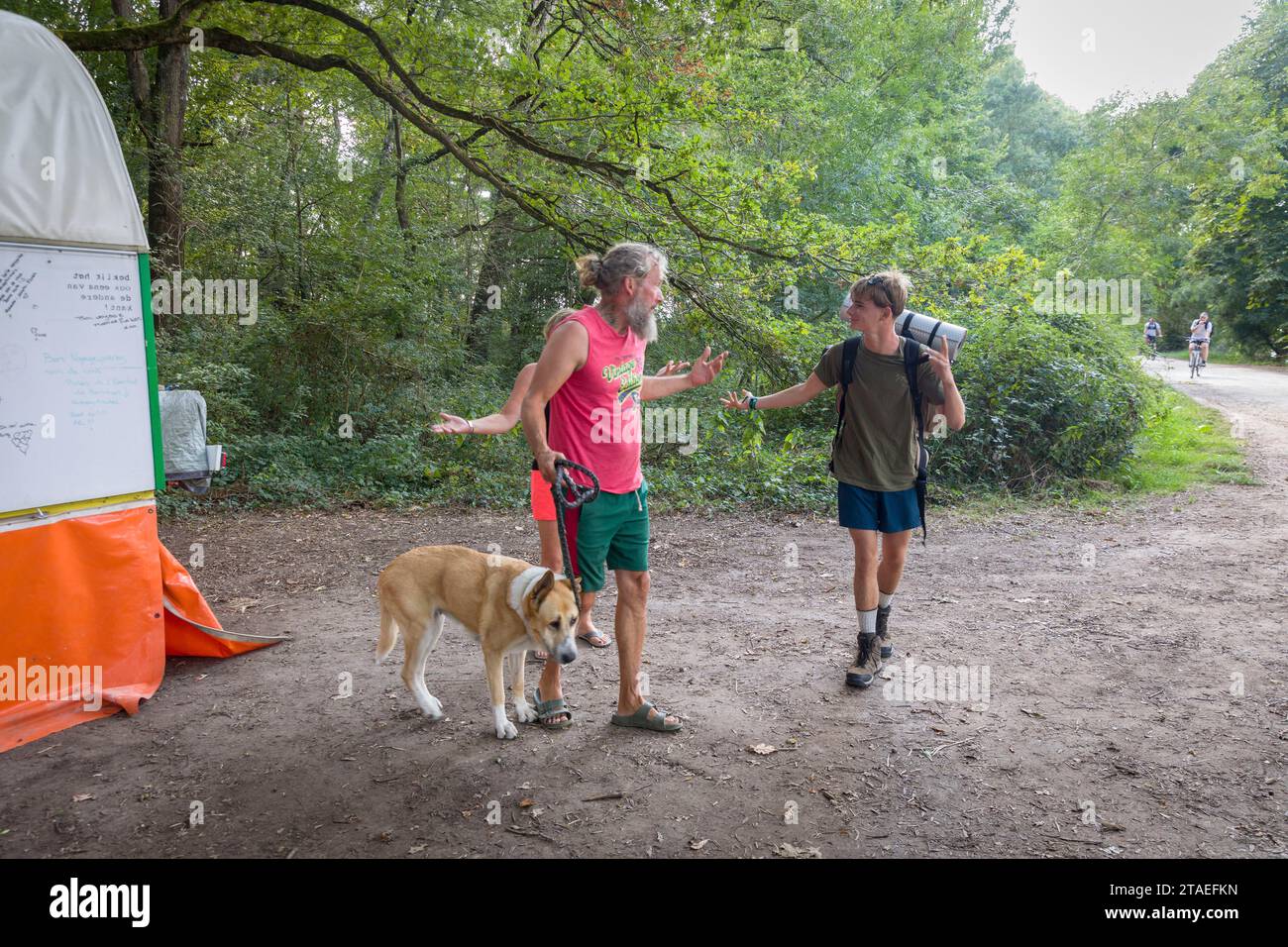 Frankreich, Indre et Loire, Francueil, aus den Niederlanden, Paul, ein ehemaliger Polizeibeamter und Patricia, beide unter schweren Krankheiten, ließen alles zurück, um in der Karawane, die von ihren eigenen Händen gezogen wurde, die von einem alten Traktor gezogen wurden, auf die Straßen Europas aufzubrechen, um sich von materiellen Zwängen zu befreien, die ihren religiösen Überzeugungen entsprechen. Sie kauften zwei Ochsen von einem Bauernhof in Creuse, um den Traktor zu ersetzen Stockfoto