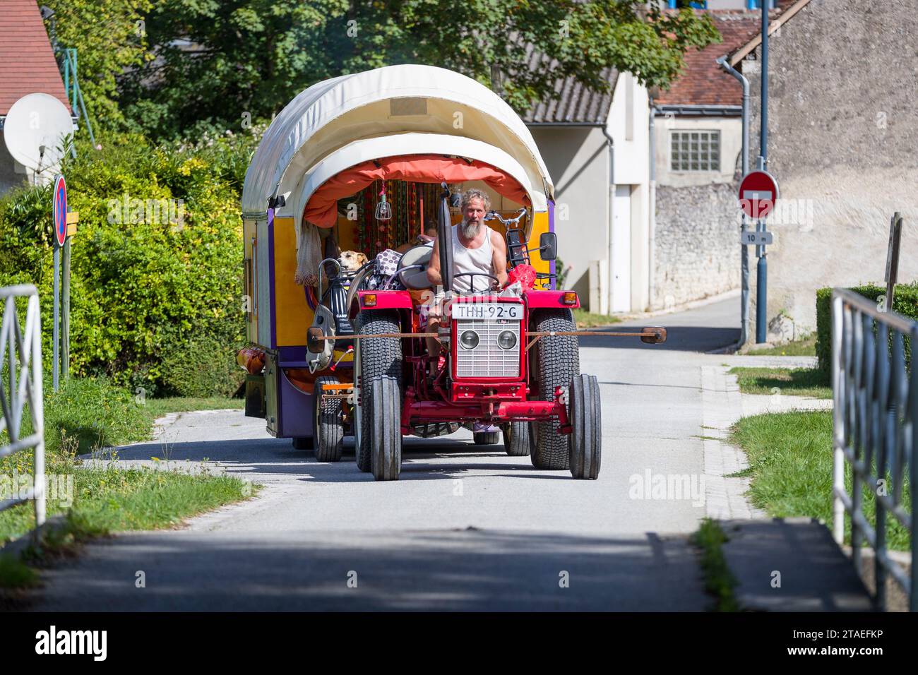 Frankreich, Indre et Loire, Genillé, aus den Niederlanden, Paul, ein ehemaliger Polizeibeamter und Patricia, beide unter schweren Krankheiten, ließen alles zurück, um in der Karawane, die von ihren eigenen Händen gezogen wurde, die von einem alten Traktor gezogen wurden, auf die Straßen Europas aufzubrechen, um sich von materiellen Zwängen zu befreien, die ihren religiösen Überzeugungen entsprechen. Sie kauften zwei Ochsen von einem Bauernhof in Creuse, um den Traktor zu ersetzen Stockfoto