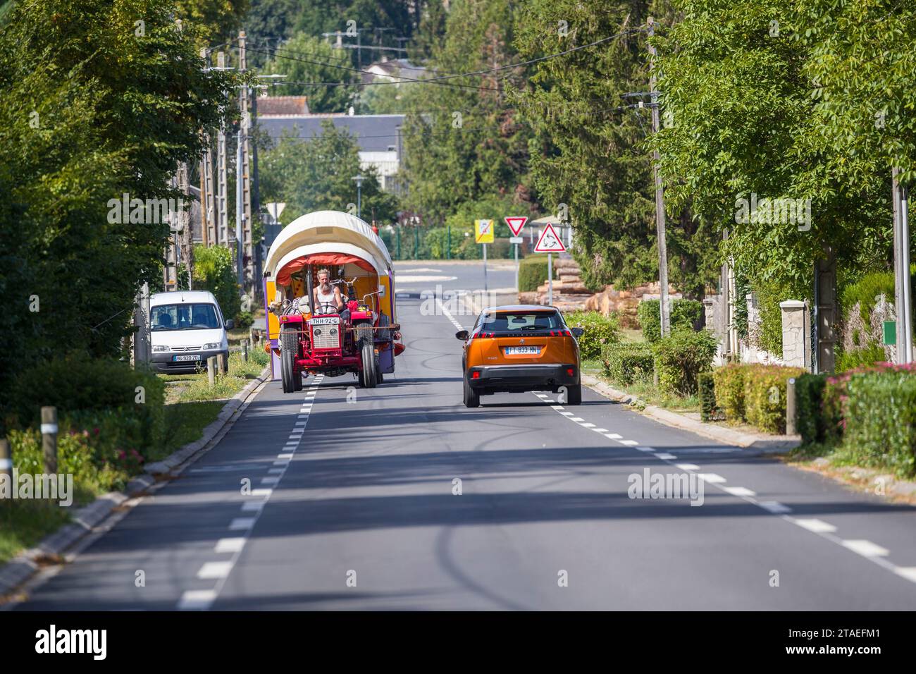 Frankreich, Indre et Loire, Genillé, aus den Niederlanden, Paul, ein ehemaliger Polizeibeamter und Patricia, beide unter schweren Krankheiten, ließen alles zurück, um in der Karawane, die von ihren eigenen Händen gezogen wurde, die von einem alten Traktor gezogen wurden, auf die Straßen Europas aufzubrechen, um sich von materiellen Zwängen zu befreien, die ihren religiösen Überzeugungen entsprechen. Sie kauften zwei Ochsen von einem Bauernhof in Creuse, um den Traktor zu ersetzen Stockfoto