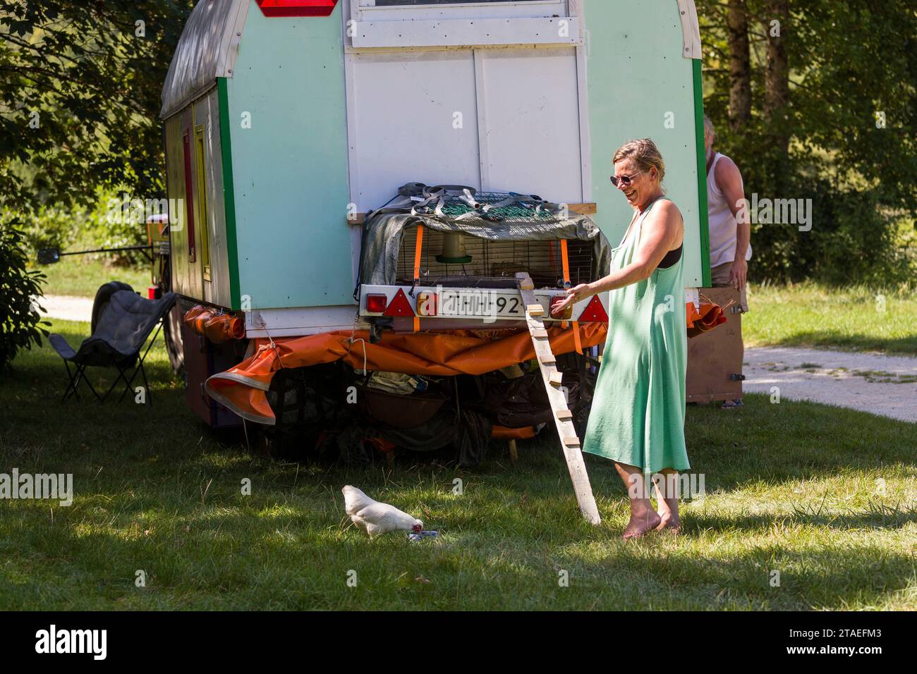 Frankreich, Indre et Loire, Chemillé-sur-Indrois, Niederlande, Paul, ein ehemaliger Polizeibeamter und Patricia, beide unter schweren Krankheiten, ließen alles zurück, um in der Karawane, die von ihren eigenen Händen gezogen wurde, die von einem alten Traktor gezogen wurden, auf die Straßen Europas aufzubrechen, um sich von materiellen Zwängen zu befreien, die ihren religiösen Überzeugungen entsprechen. Sie kauften zwei Ochsen von einem Bauernhof in Creuse, um den Traktor zu ersetzen Stockfoto