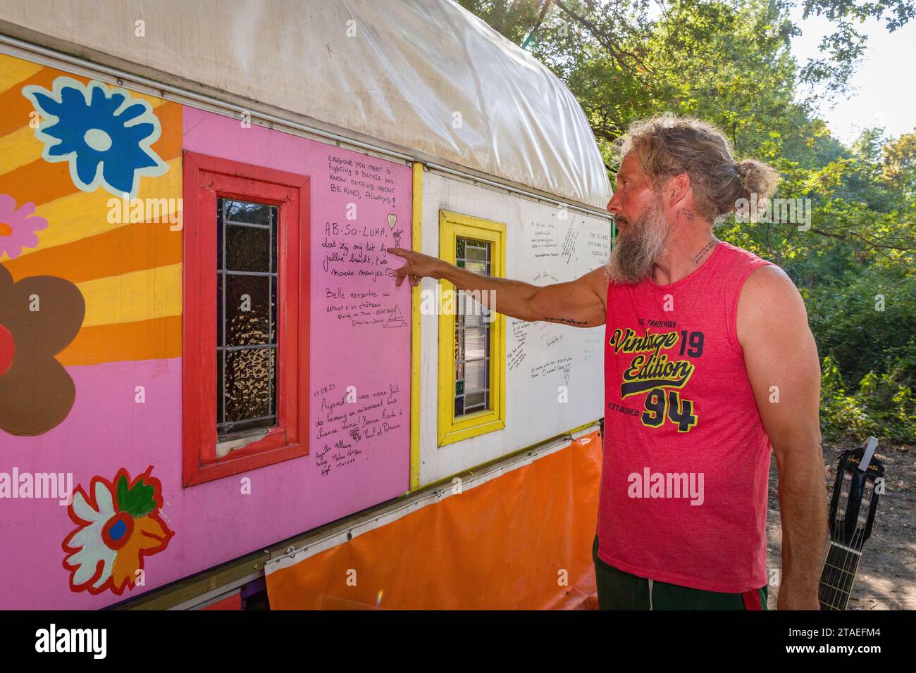 Frankreich, Indre et Loire, Francueil, aus den Niederlanden, Paul, ein ehemaliger Polizeibeamter und Patricia, beide unter schweren Krankheiten, ließen alles zurück, um in der Karawane, die von ihren eigenen Händen gezogen wurde, die von einem alten Traktor gezogen wurden, auf die Straßen Europas aufzubrechen, um sich von materiellen Zwängen zu befreien, die ihren religiösen Überzeugungen entsprechen. Sie kauften zwei Ochsen von einem Bauernhof in Creuse, um den Traktor zu ersetzen Stockfoto