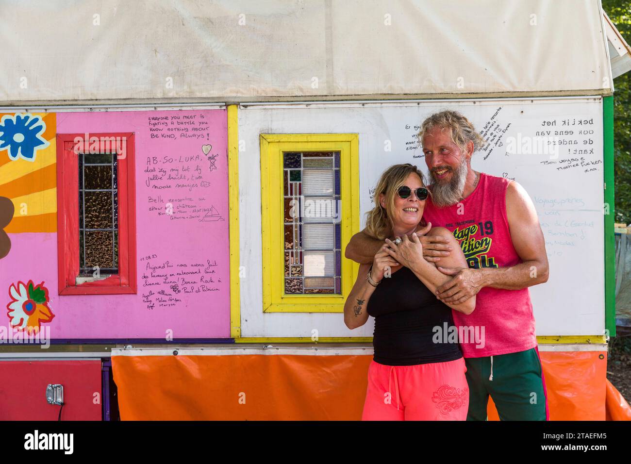 Frankreich, Indre et Loire, Francueil, aus den Niederlanden, Paul, ein ehemaliger Polizeibeamter und Patricia, beide unter schweren Krankheiten, ließen alles zurück, um in der Karawane, die von ihren eigenen Händen gezogen wurde, die von einem alten Traktor gezogen wurden, auf die Straßen Europas aufzubrechen, um sich von materiellen Zwängen zu befreien, die ihren religiösen Überzeugungen entsprechen. Sie kauften zwei Ochsen von einem Bauernhof in Creuse, um den Traktor zu ersetzen Stockfoto