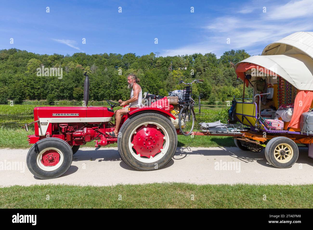 Frankreich, Indre et Loire, Chemillé-sur-Indrois, Niederlande, Paul, ein ehemaliger Polizeibeamter und Patricia, beide unter schweren Krankheiten, ließen alles zurück, um in der Karawane, die von ihren eigenen Händen gezogen wurde, die von einem alten Traktor gezogen wurden, auf die Straßen Europas aufzubrechen, um sich von materiellen Zwängen zu befreien, die ihren religiösen Überzeugungen entsprechen. Sie kauften zwei Ochsen von einem Bauernhof in Creuse, um den Traktor zu ersetzen Stockfoto