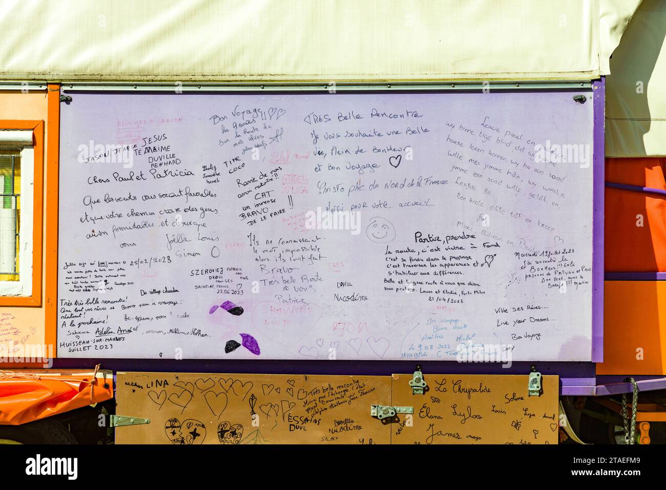 Frankreich, Indre et Loire, Genillé, aus den Niederlanden, Paul, ein ehemaliger Polizeibeamter und Patricia, beide unter schweren Krankheiten, ließen alles zurück, um in der Karawane, die von ihren eigenen Händen gezogen wurde, die von einem alten Traktor gezogen wurden, auf die Straßen Europas aufzubrechen, um sich von materiellen Zwängen zu befreien, die ihren religiösen Überzeugungen entsprechen. Sie kauften zwei Ochsen von einem Bauernhof in Creuse, um den Traktor zu ersetzen Stockfoto