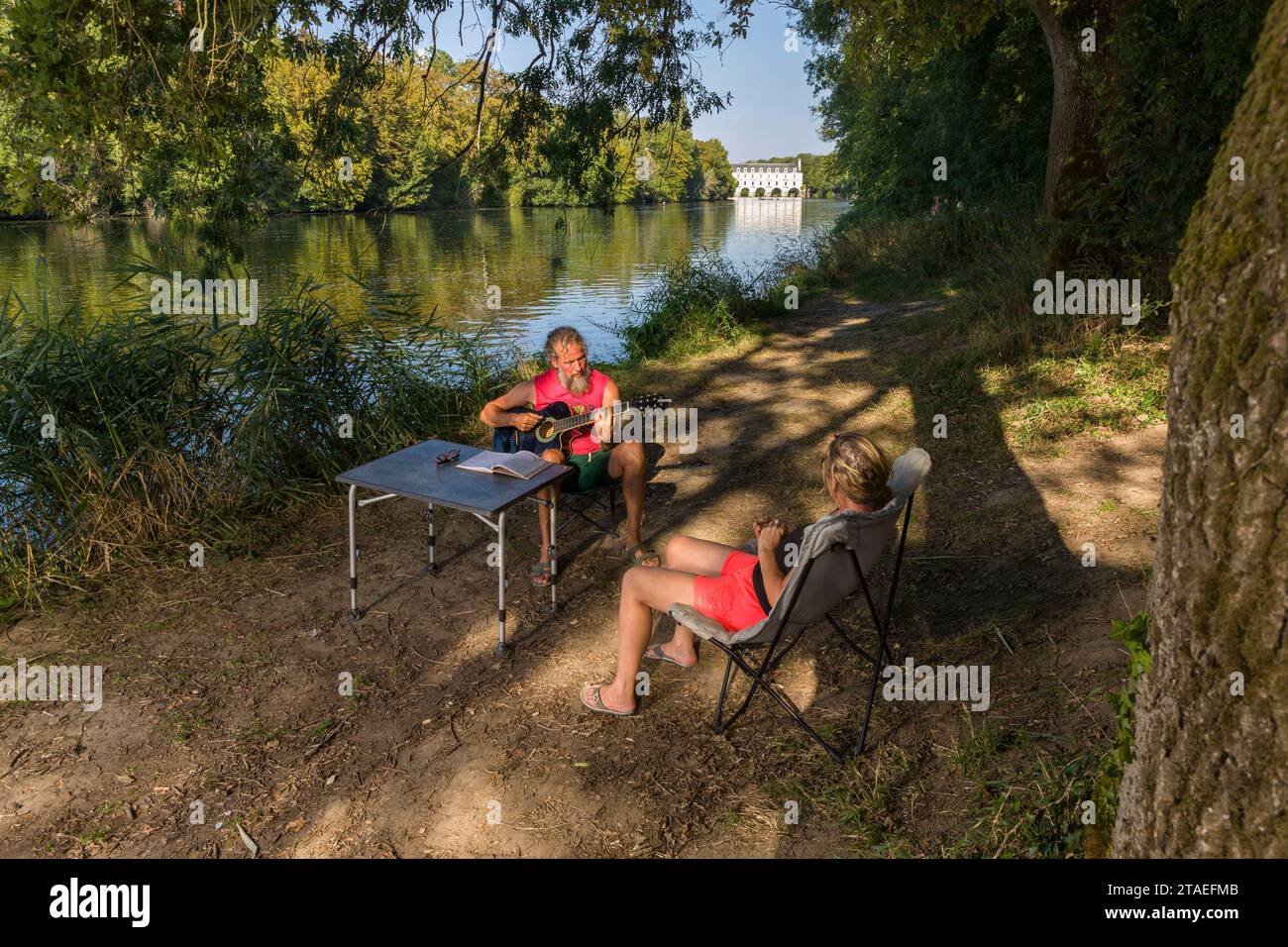 Frankreich, Indre et Loire, Francueil, aus den Niederlanden, Paul, ein ehemaliger Polizeibeamter und Patricia, beide unter schweren Krankheiten, ließen alles zurück, um in der Karawane, die von ihren eigenen Händen gezogen wurde, die von einem alten Traktor gezogen wurden, auf die Straßen Europas aufzubrechen, um sich von materiellen Zwängen zu befreien, die ihren religiösen Überzeugungen entsprechen. Sie kauften zwei Ochsen von einem Bauernhof in Creuse, um den Traktor zu ersetzen Stockfoto