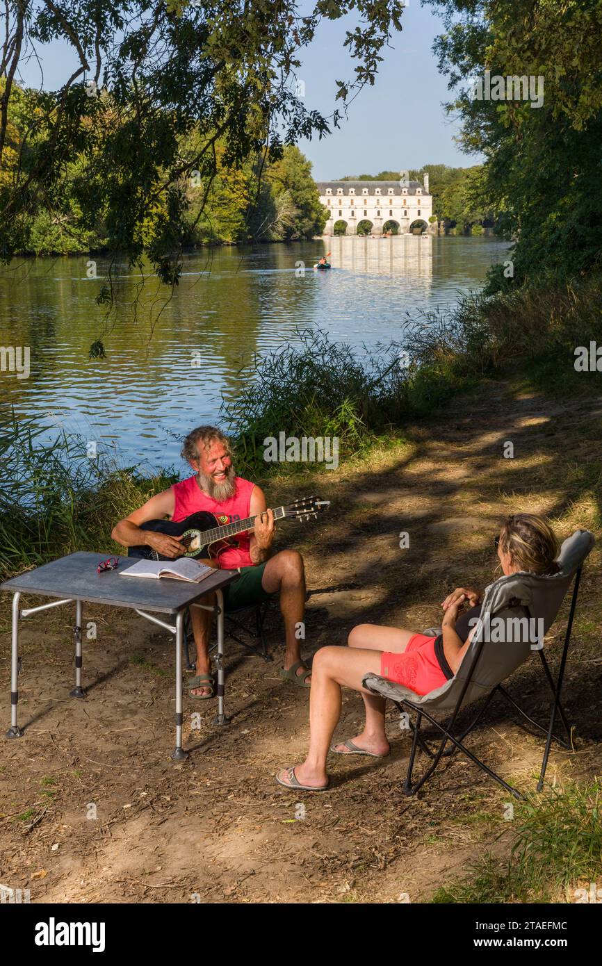 Frankreich, Indre et Loire, Francueil, aus den Niederlanden, Paul, ein ehemaliger Polizeibeamter und Patricia, beide unter schweren Krankheiten, ließen alles zurück, um in der Karawane, die von ihren eigenen Händen gezogen wurde, die von einem alten Traktor gezogen wurden, auf die Straßen Europas aufzubrechen, um sich von materiellen Zwängen zu befreien, die ihren religiösen Überzeugungen entsprechen. Sie kauften zwei Ochsen von einem Bauernhof in Creuse, um den Traktor zu ersetzen Stockfoto
