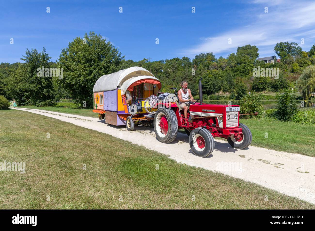 Frankreich, Indre et Loire, Chemillé-sur-Indrois, Niederlande, Paul, ein ehemaliger Polizeibeamter und Patricia, beide unter schweren Krankheiten, ließen alles zurück, um in der Karawane, die von ihren eigenen Händen gezogen wurde, die von einem alten Traktor gezogen wurden, auf die Straßen Europas aufzubrechen, um sich von materiellen Zwängen zu befreien, die ihren religiösen Überzeugungen entsprechen. Sie kauften zwei Ochsen von einem Bauernhof in Creuse, um den Traktor zu ersetzen Stockfoto
