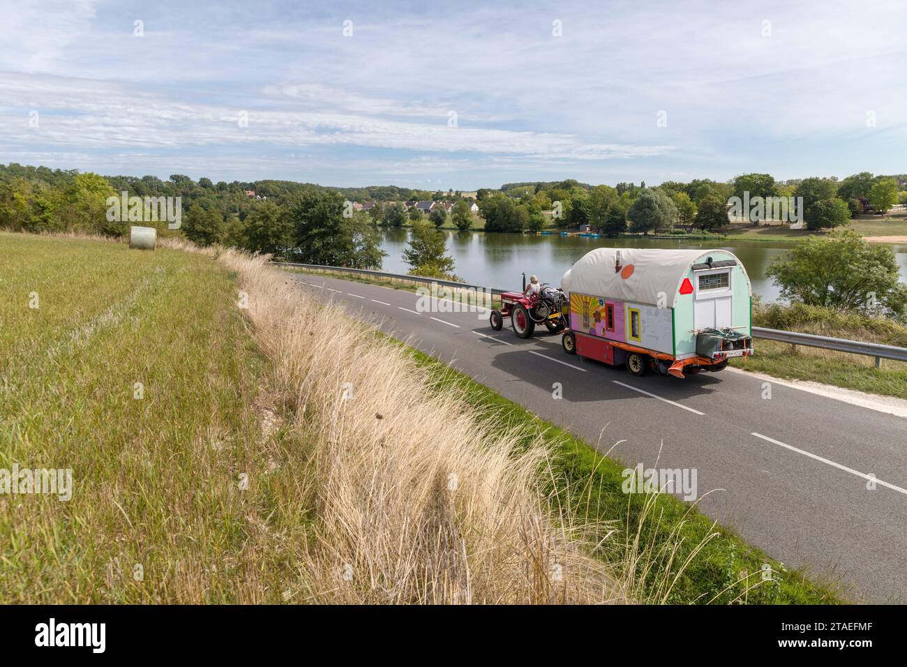 Frankreich, Indre et Loire, Chemillé-sur-Indrois, Niederlande, Paul, ein ehemaliger Polizeibeamter und Patricia, beide unter schweren Krankheiten, ließen alles zurück, um in der Karawane, die von ihren eigenen Händen gezogen wurde, die von einem alten Traktor gezogen wurden, auf die Straßen Europas aufzubrechen, um sich von materiellen Zwängen zu befreien, die ihren religiösen Überzeugungen entsprechen. Sie kauften zwei Ochsen von einem Bauernhof in Creuse, um den Traktor zu ersetzen Stockfoto