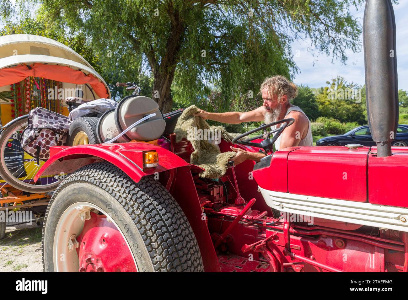 Frankreich, Indre et Loire, Genillé, aus den Niederlanden, Paul, ein ehemaliger Polizeibeamter und Patricia, beide unter schweren Krankheiten, ließen alles zurück, um in der Karawane, die von ihren eigenen Händen gezogen wurde, die von einem alten Traktor gezogen wurden, auf die Straßen Europas aufzubrechen, um sich von materiellen Zwängen zu befreien, die ihren religiösen Überzeugungen entsprechen. Sie kauften zwei Ochsen von einem Bauernhof in Creuse, um den Traktor zu ersetzen Stockfoto