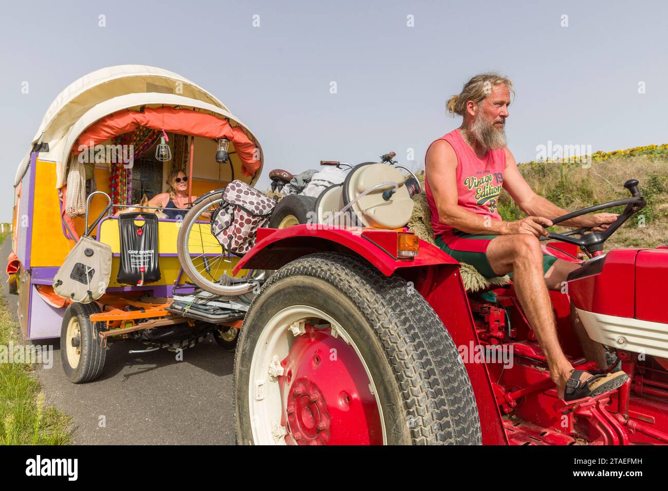 Frankreich, Indre et Loire, Montrésor, Niederlande, Paul, ein ehemaliger Polizeibeamter und Patricia, beide unter schweren Krankheiten, ließen alles zurück, um in der Karawane, die von ihren eigenen Händen gezogen wurde, die von einem alten Traktor gezogen wurden, auf die Straßen Europas aufzubrechen, um sich von materiellen Zwängen zu befreien, die ihren religiösen Überzeugungen entsprechen. Sie kauften zwei Ochsen von einem Bauernhof in Creuse, um den Traktor zu ersetzen Stockfoto