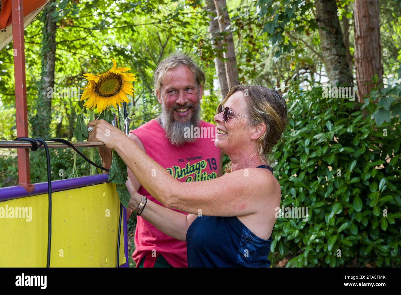 Frankreich, Indre et Loire, Chemillé-sur-Indrois, Niederlande, Paul, ein ehemaliger Polizeibeamter und Patricia, beide unter schweren Krankheiten, ließen alles zurück, um in der Karawane, die von ihren eigenen Händen gezogen wurde, die von einem alten Traktor gezogen wurden, auf die Straßen Europas aufzubrechen, um sich von materiellen Zwängen zu befreien, die ihren religiösen Überzeugungen entsprechen. Sie kauften zwei Ochsen von einem Bauernhof in Creuse, um den Traktor zu ersetzen Stockfoto